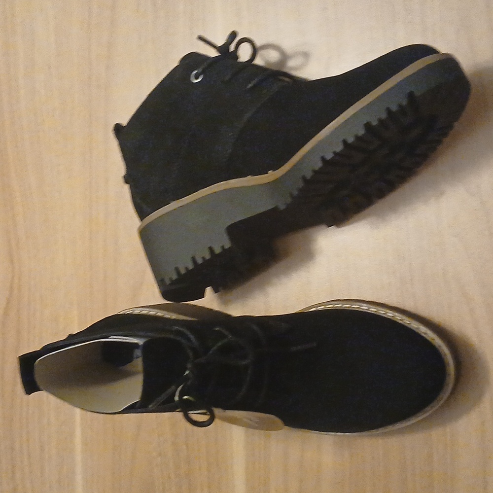 White Mountain "Danny" Black Suede Booties in Size 8.5M (NWT)